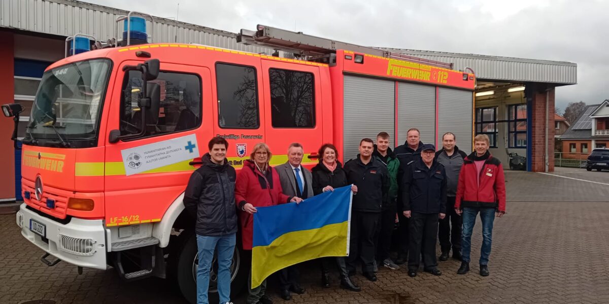 Die Delegation aus Bad Oldesloe verabschiedet ihr Fahrzeug