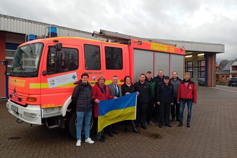 Die Delegation aus Bad Oldesloe verabschiedet ihr Fahrzeug